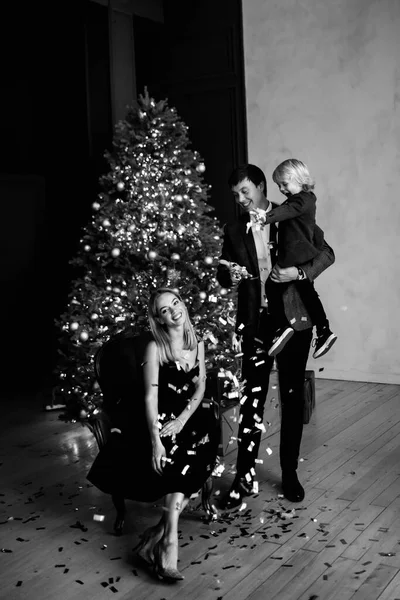 Šťastná Mladá Rodina Vánočního Stromku — Stock fotografie