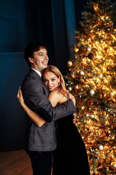 Nádherný Manželský Pár Pózující Poblíž Vánočního Stromečku — Stock fotografie