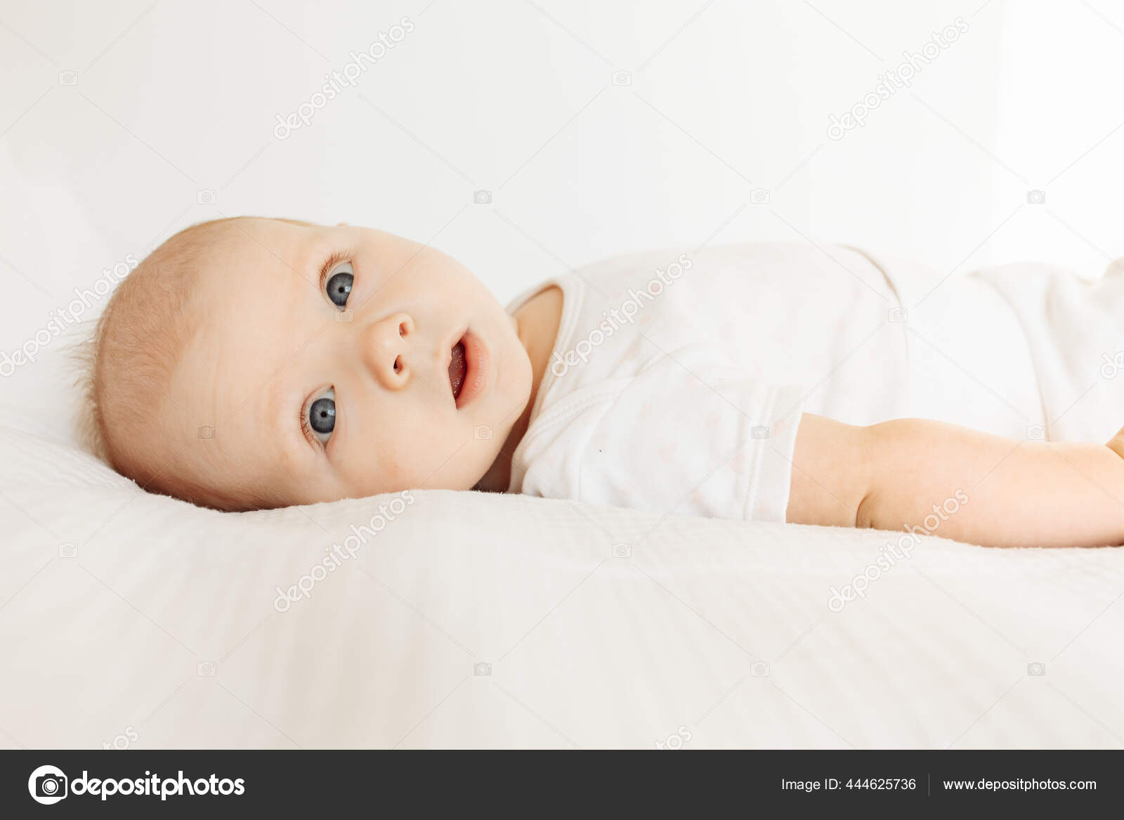 かわいい赤ちゃんの女の子がベッドで遊んで ストック写真 C Shunevich かわいい赤ちゃんの女の子がベッドで遊んで ストック写真 C Shunevich