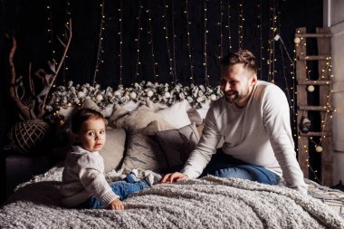 Mutlu baba ve oğul Noel 'de evde. 