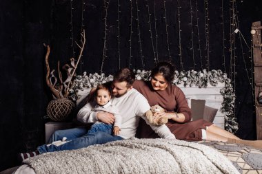 Mutlu aile evdeki süslü yatakta.