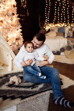 Noel arifesinde mutlu baba ve oğul