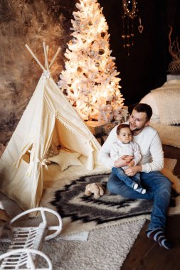 Noel arifesinde mutlu baba ve oğul