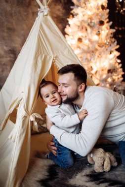 Noel arifesinde mutlu baba ve oğul
