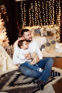 Noel arifesinde mutlu baba ve oğul