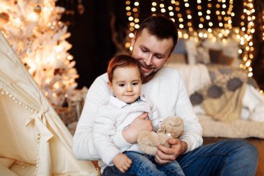 Noel arifesinde mutlu baba ve oğul