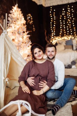 Mutlu genç çift Noel süslemeli odada