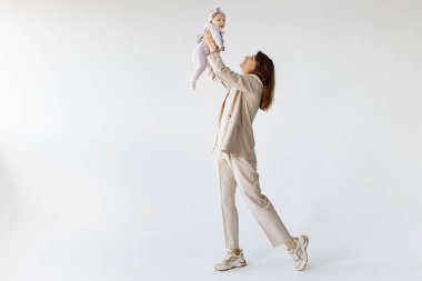 Stüdyoda mutlu bir anne ve kızı var.