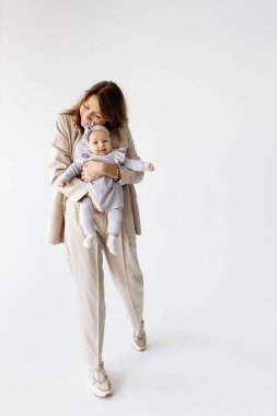 Stüdyoda mutlu bir anne ve kızı var.