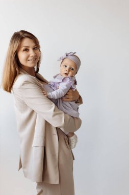 Stüdyoda mutlu bir anne ve kızı var.