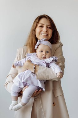 Stüdyoda mutlu bir anne ve kızı var.