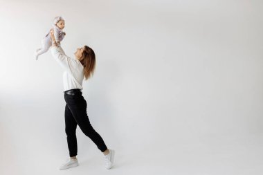 Stüdyoda mutlu bir anne ve kızı var.