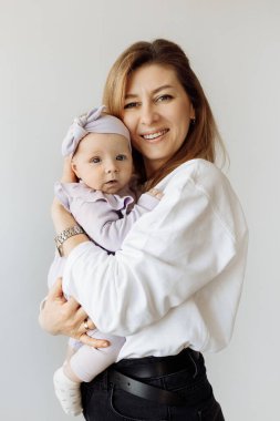 Stüdyoda mutlu bir anne ve kızı var.