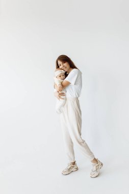 Stüdyoda mutlu bir anne ve kızı var.