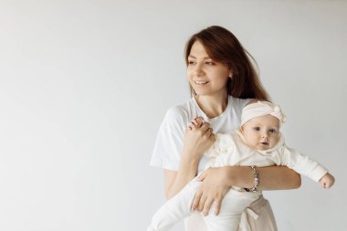 Stüdyoda mutlu bir anne ve kızı var.