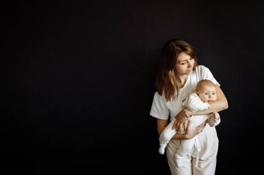 Stüdyoda mutlu bir anne ve kızı var.