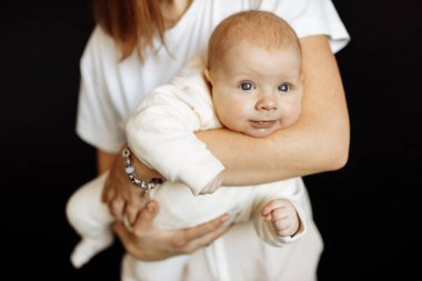 Stüdyoda mutlu bir anne ve kızı var.