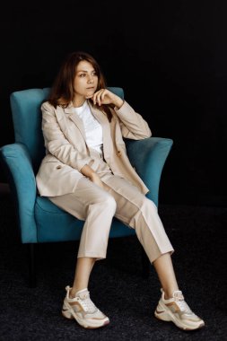 Stüdyoda poz veren güzel genç bir kadın. 