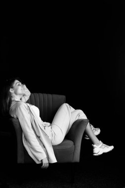 Stüdyoda poz veren güzel genç bir kadın. 