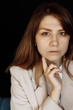 Stüdyoda poz veren güzel genç bir kadın. 