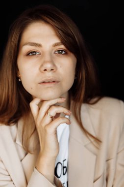 Stüdyoda poz veren güzel genç bir kadın. 