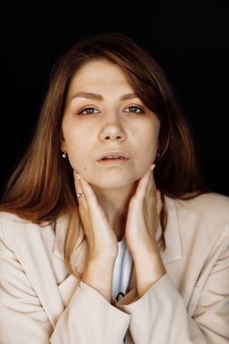 Stüdyoda poz veren güzel genç bir kadın. 