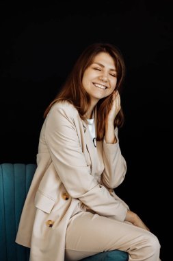 Stüdyoda poz veren güzel genç bir kadın. 