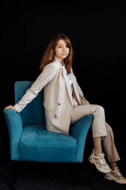 Stüdyoda poz veren güzel genç bir kadın. 