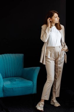 Stüdyoda poz veren güzel genç bir kadın. 