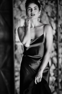 Stüdyoda poz veren güzel genç bir kadın. 