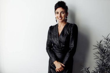 Stüdyoda poz veren güzel genç bir kadın. 