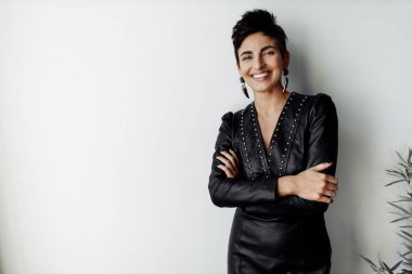 Stüdyoda poz veren güzel genç bir kadın. 