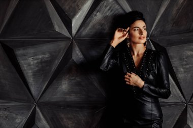 Stüdyoda poz veren güzel genç bir kadın. 