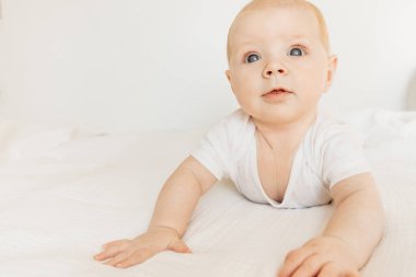 Yatakta oynayan tatlı kız. 