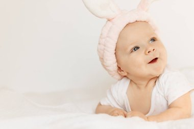 Yatakta oynayan tatlı kız. 