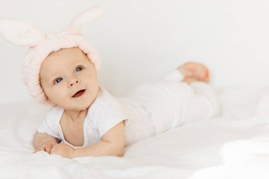 Yatakta oynayan tatlı kız. 