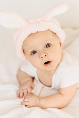 Yatakta oynayan tatlı kız. 