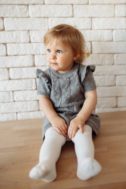 Evdeki sevimli küçük bir kızın portresi. 