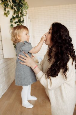 Genç ve güzel anne kızıyla birlikte evde.