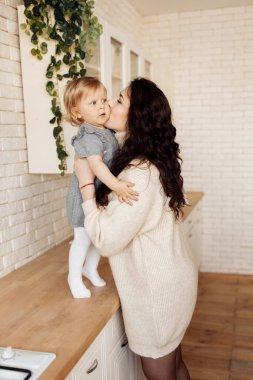 Genç ve güzel anne kızıyla birlikte evde.