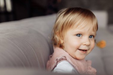 sevimli küçük kız yatakta