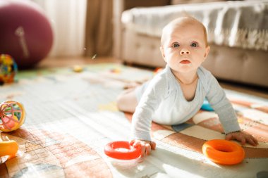 Tatlı kız yerde oynuyor.