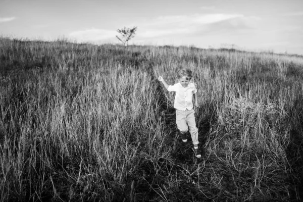 Μικρό Χαρούμενο Αγόρι Τρέχει Στο Πεδίο — Φωτογραφία Αρχείου