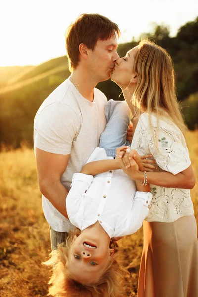 Ung Familj Lycklig Fältet — Stockfoto