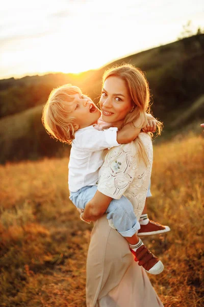 Glückliche Mutter Und Junge Beim Spazierengehen Park — Stockfoto