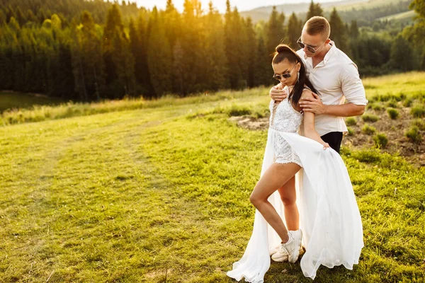 Casal Feliz Jovens Recém Casados Posando — Fotografia de Stock