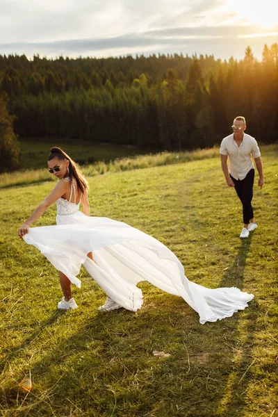 Casal Feliz Jovens Recém Casados Posando — Fotografia de Stock