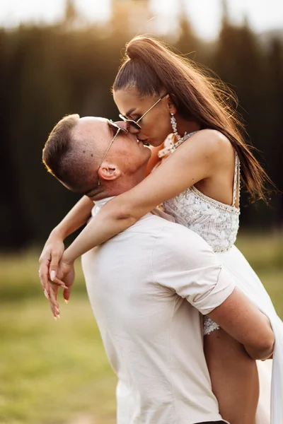 Lyckliga Par Unga Nygifta Kyssas — Stockfoto