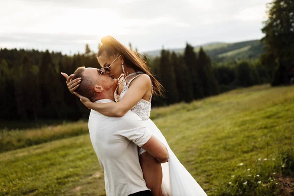 Glückliches Paar Junger Brautpaare Die Sich Küssen — Stockfoto
