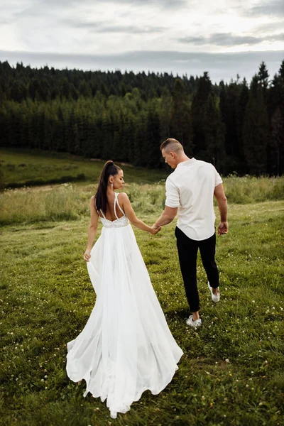 Casal Feliz Jovens Recém Casados Posando — Fotografia de Stock